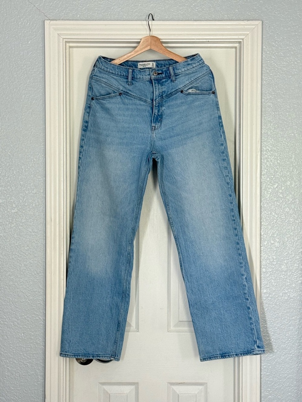 Abercrombie & Fitch Light Wash Women’s Straight-Leg Jeans